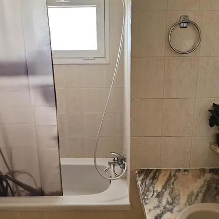 1 Bed Apt Sleeps 5 - Indoor Pool - Free Parking *