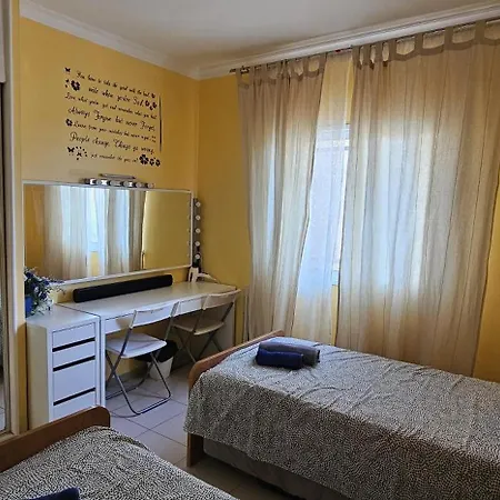 1 Bed Apt Sleeps 5 - Indoor Pool - Free Parking