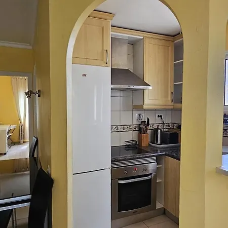 1 Bed Apt Sleeps 5 - Indoor Pool - Free Parking 公寓 *