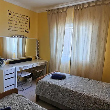 1 Bed Sleeps 5 - Indoor Pool - Free Parking *